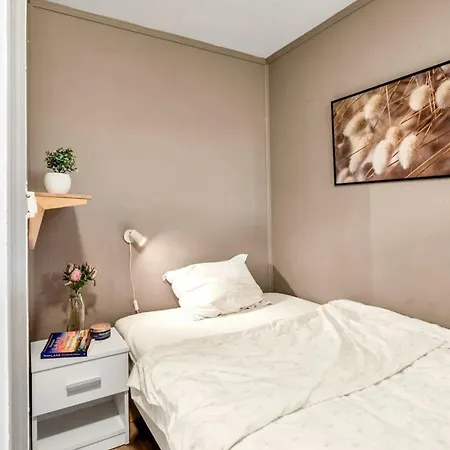 Newly Renovated Close To The Center! Lägenhet